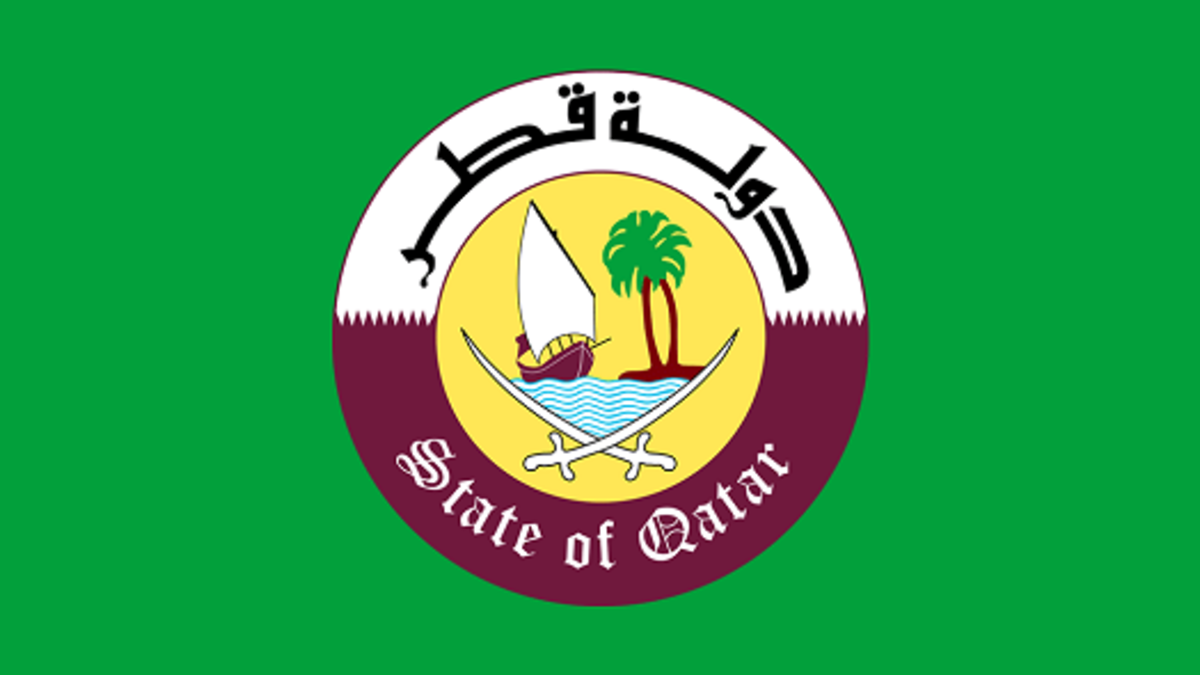 ورسمت الأمواج باستخدام الأطراف المسننة الـ 9 لعلم الدولة والتي تمثل قوة البحر، واقتصر عدد خطوط الأمواج على 3 فقط وهو يدل على أن المياه تحيط بقطر من 3 جهات.