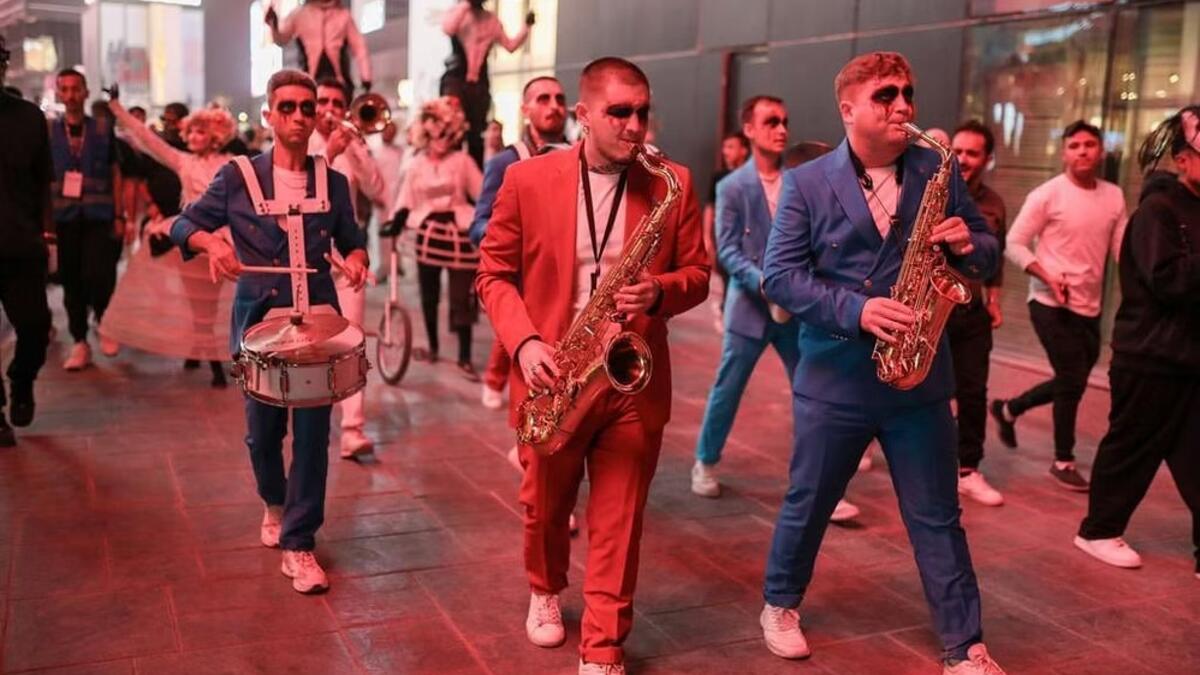 أظهرت الصور المتداولة التنافس الحميم بين الزوار على ارتداء أكثر الأزياء التنكرية غرابة