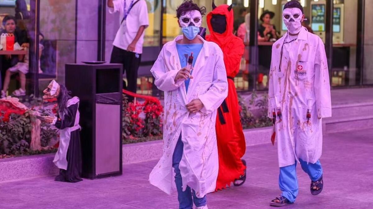 كما انتشرت صور مصاصي الدماء والموتى الأحياء "الزومبيز"