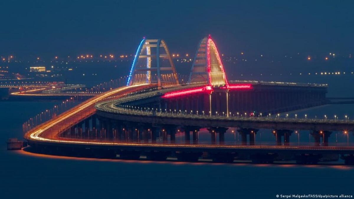 يربط جسر مضيق كيرتش بين شبه جزيرة القرم ومقاطعة كراسنودار كراي الروسيتين.