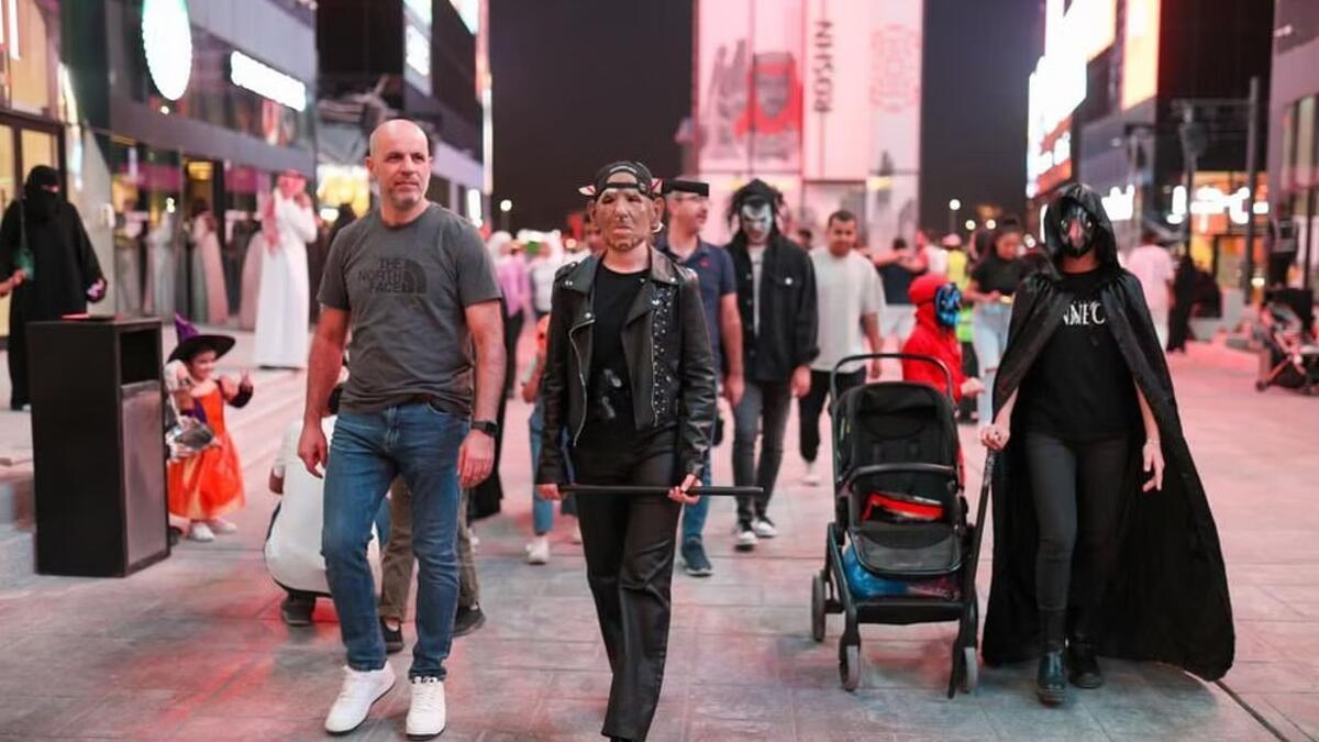 ذكر حساب موسم الرياض على تويتر " جهّز زيك التنكري المرعب لويكند الرعب في بوليفارد رياض سيتي .. وتذكرتك بتصير علينا ..الوعد يوم 27 و 28 أكتوبر".