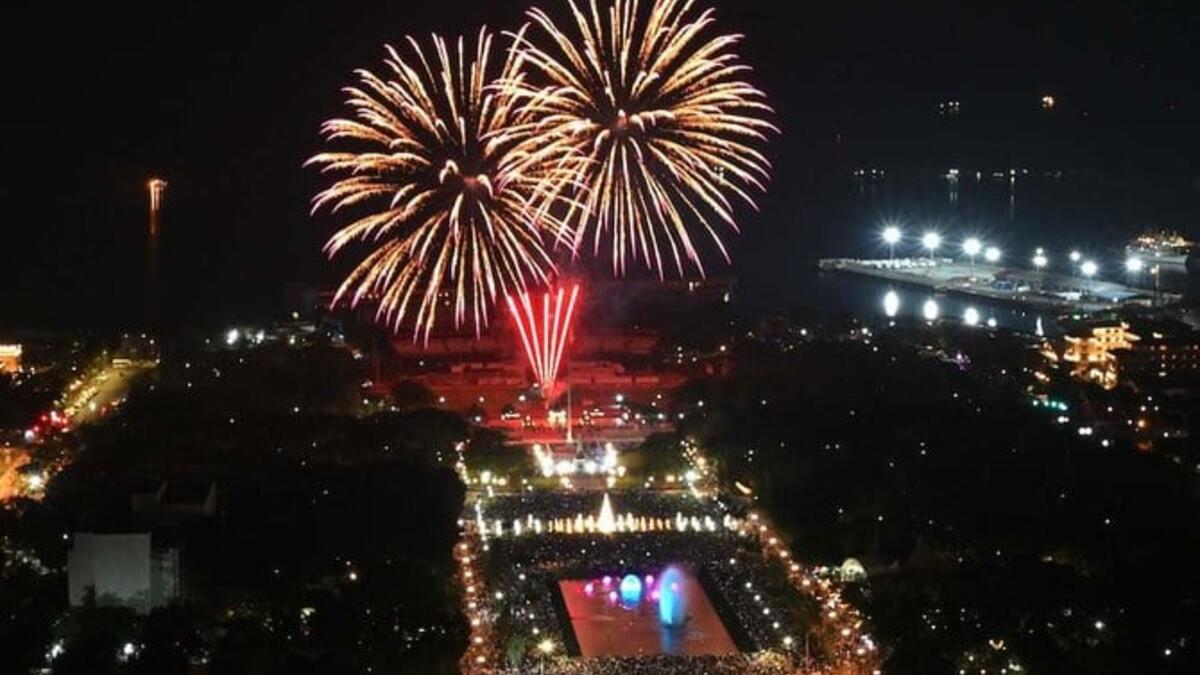 الألعاب النارية تضيء سماء مانيلا للاحتفال خلال احتفالات رأس السنة الجديدة في الأول من يناير 2023. (ا ف ب)