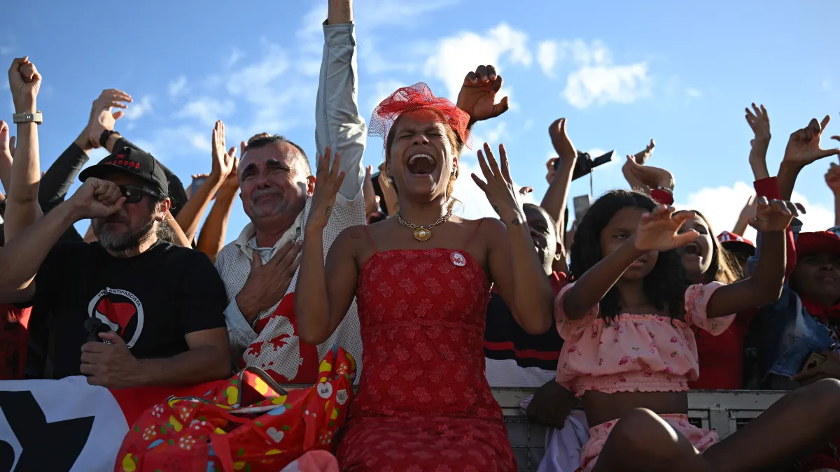 Supporters of de Silva