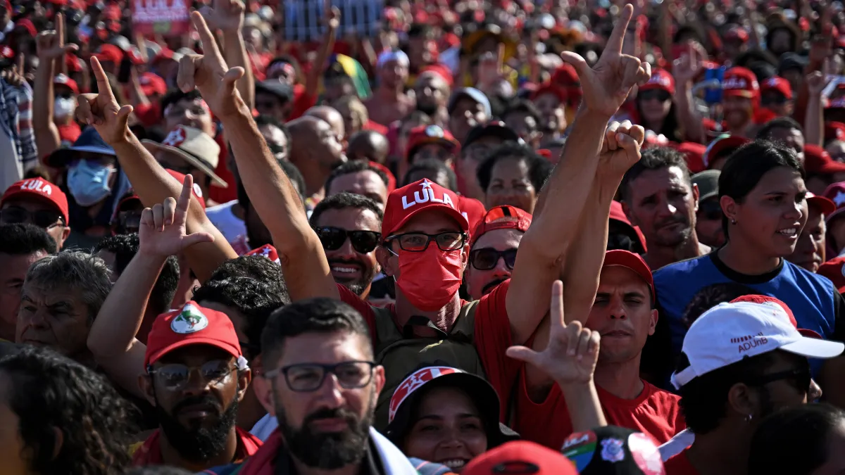 Supporters of de Silva