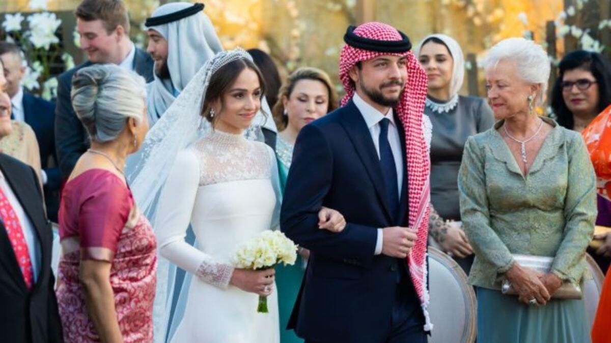 وجه الأمير الحسين رسالة مؤثرة لشقيقته بعد مراسم الزفاف جاء فيها: "ممتن لكل ذكرياتنا معًا، واليوم سعيد بزواجك يا نوّارة العائلة..كل الأمنيات والدعوات، لكِ إيمان ولجميل، وزواج مبارك بإذن الله. بالرفاه والبنين يا حبيبتي ووفقكِ الله لما فيه الخير"