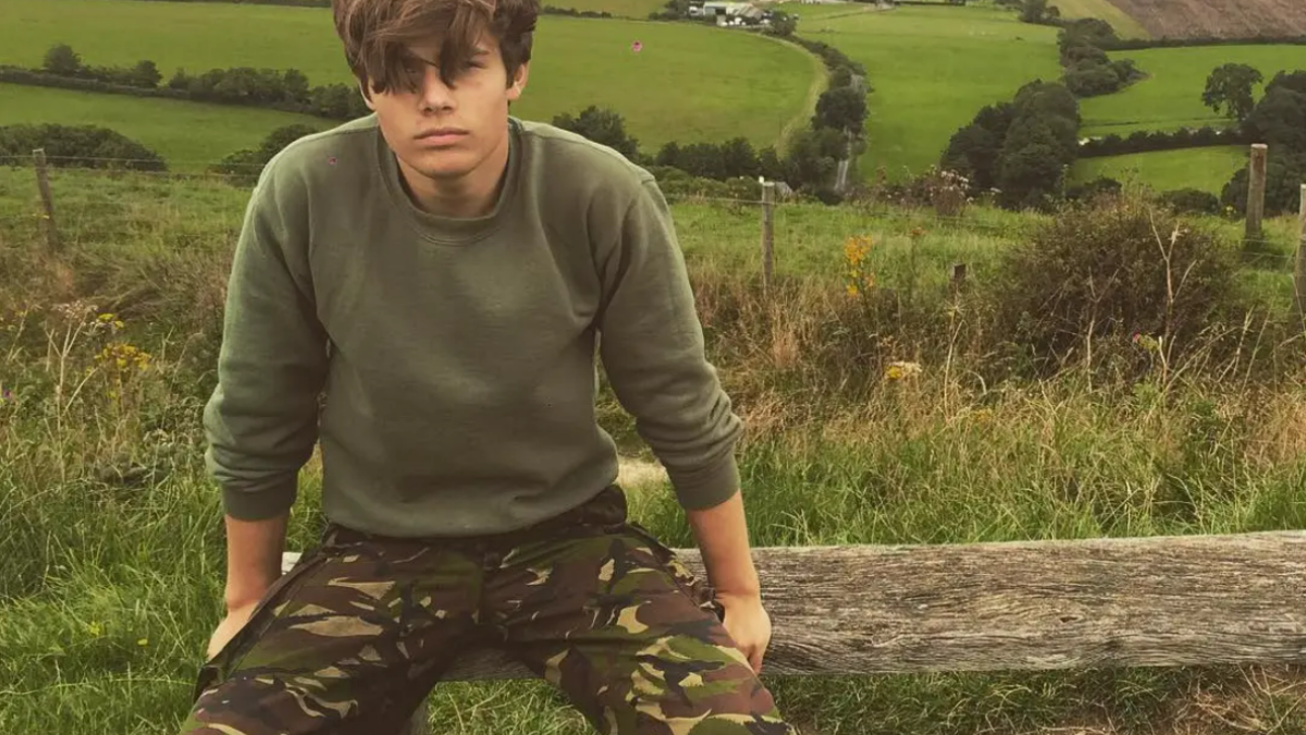 الأمير سام تشاتو (25 عامًا): أمير بالوكالة باعتباره عضو في عائلة وندسور، وحفيد الأميرة مارجريت، مما يجعله ابن شقيق الملكة إليزابيث وأبناء عموم الأمير وليام والأمير هاري.