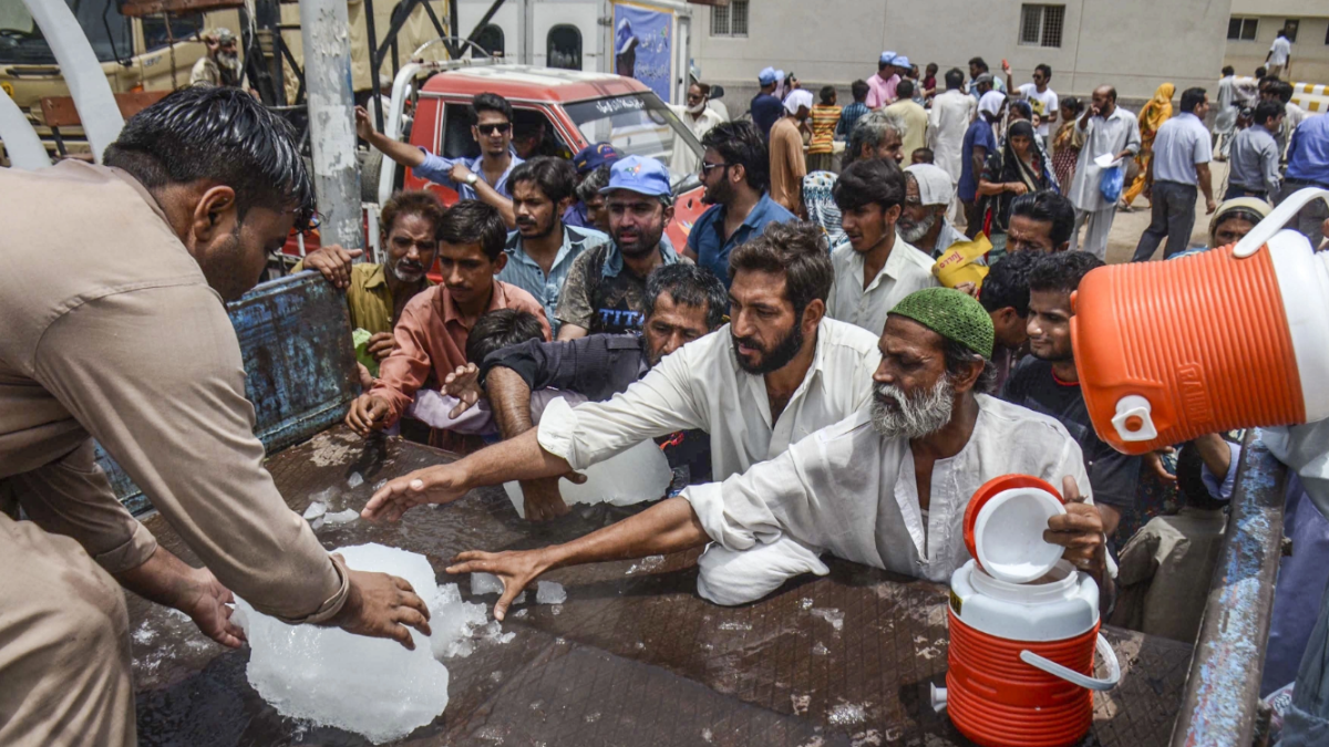 موجة الحر الباكستانية: حدثت عام 2015 وبلغ عدد الضحايا ألفي شخص.