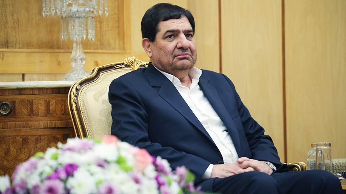 يبلغ من العمر 68 عامًا وهو ابن العلامة عباس مخبر، أحد الدعاة البارزين في دزفول أنهى تعليمه الابتدائي في دزفول والأهواز