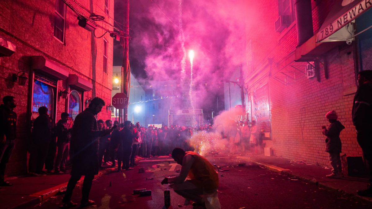 The lights and fireworks can also be seen as an expression of gratitude to the heavens for blessings of health, wealth, knowledge, peace, and prosperity. The five days of Diwali celebrations include various traditional activities, starting from cleaning the house in the spring, decorating it with lights, creating Rangoli, shopping for gold or silver, offering sweets, and praying to deities. (photo by afp)