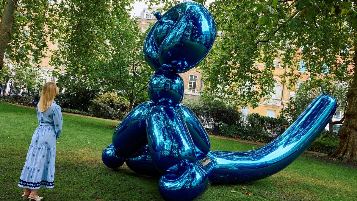 Following the success of 'Balloon Monkey (Magenta)', which sold for £10,136,500 in 2022, the blue version is expected to fetch between £6.5 million and £10 million at auction.  (photo by afp)