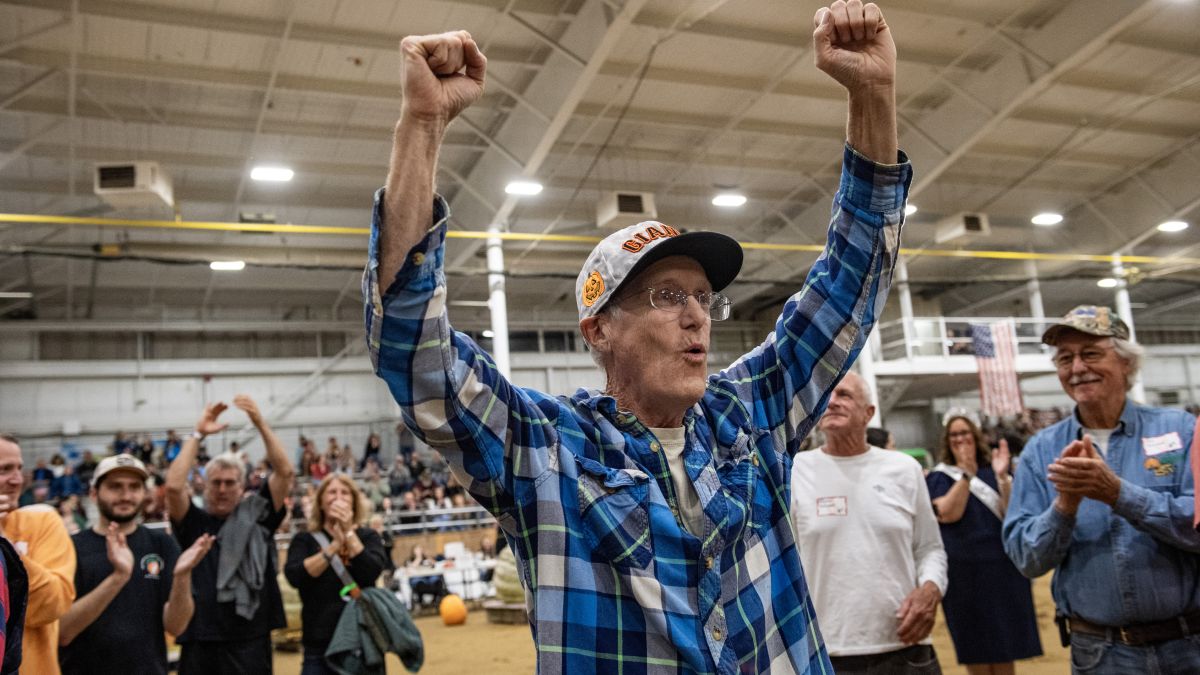 Gienger’s winning journey wasn’t just in the pumpkin patch—he and his family drove 35 hours to transport the gargantuan gourd to California. The next stop for the pumpkin will be Southern California, where it will be carved into a 3D display by professional sculptors at a Halloween event. (photo by afp).