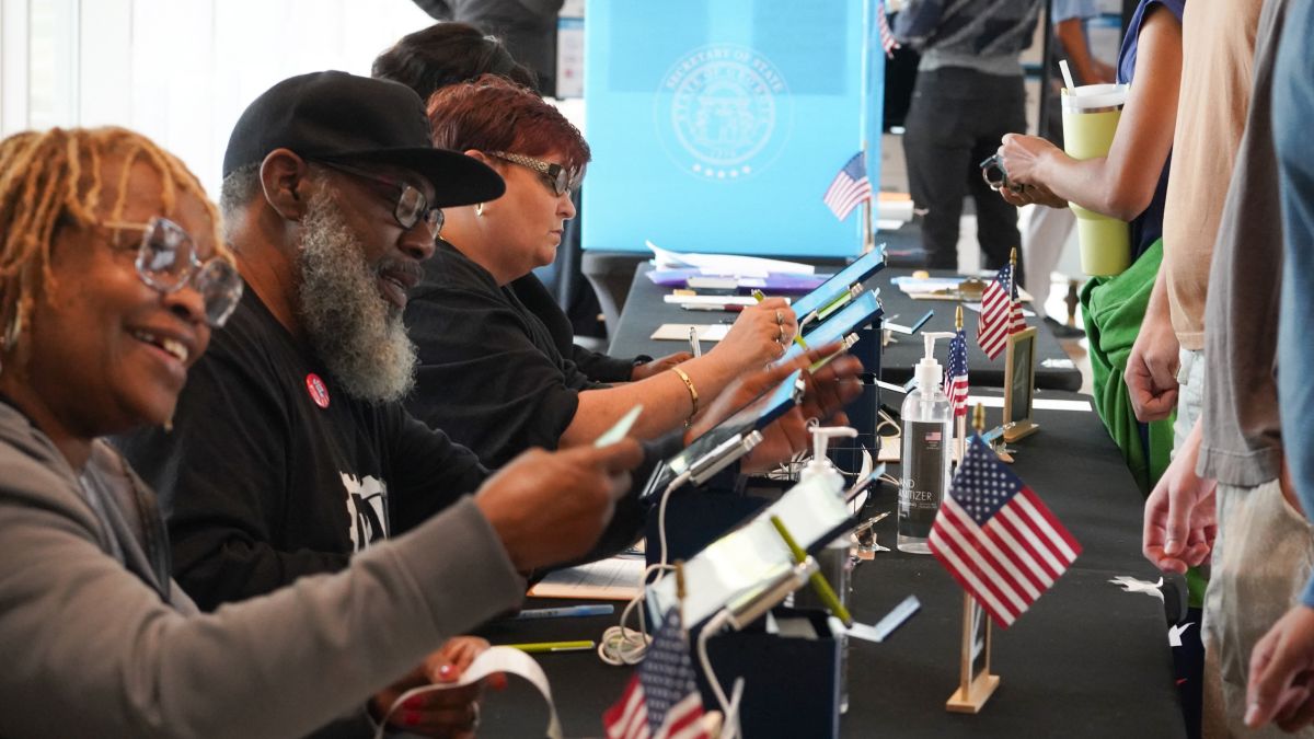 Charles Stewart notes that while early voting trends show increased Republican turnout in battleground states, this doesn't necessarily predict the election outcome. Many early Republican voters were previous Election Day voters, indicating fewer GOP votes might be reported late on election night.                                                                   In 2020, swing states experienced a "red mirage," with initial Republican leads that shifted as Democratic votes were counted. (Photo by afp)