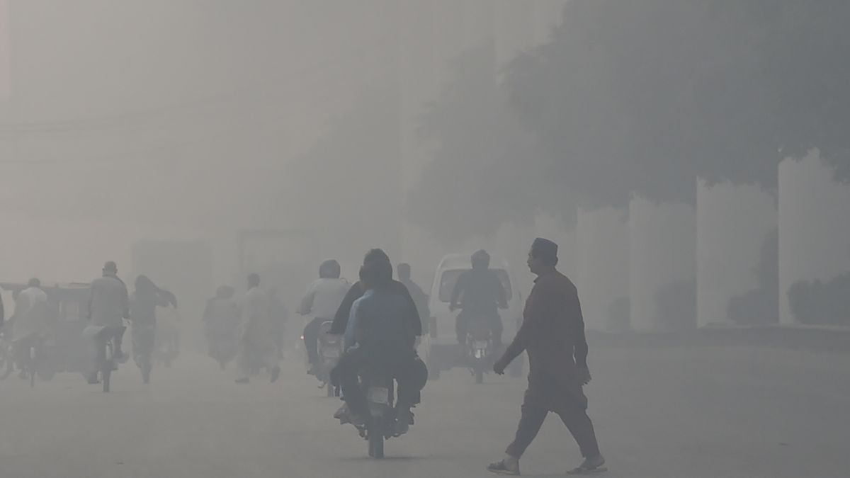 Commuters drive along a road amid dense smog in Lahore on October 29, 2025. AFP Border blast kills five Pakistani soldiers, peace talks with Taliban collapse