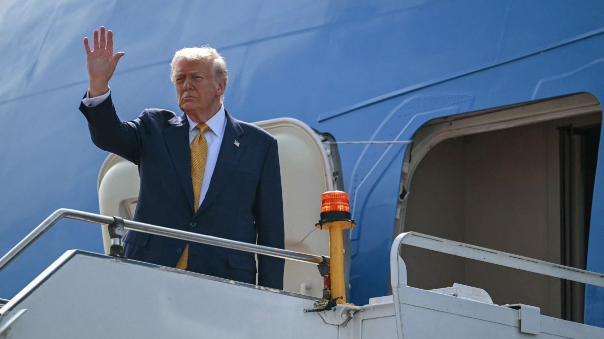 U.S. President Donald Trump waves as he departs on Air Force One from Kuala Lumpur International Airport in Sepang on October 27, 2025. Photo by ANDREW CABALLERO-REYNOLDS / AFP U.S. President Donald Trump