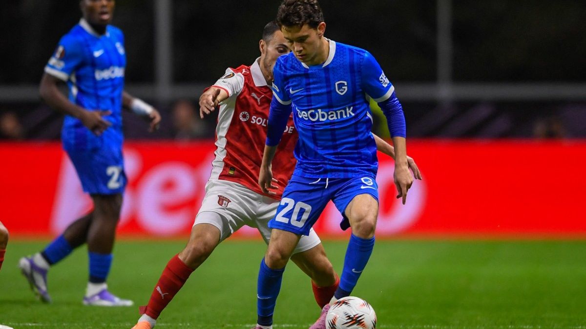 موهبة جينك على رادار تشيلسي وسط منافسة أوروبية شرسة