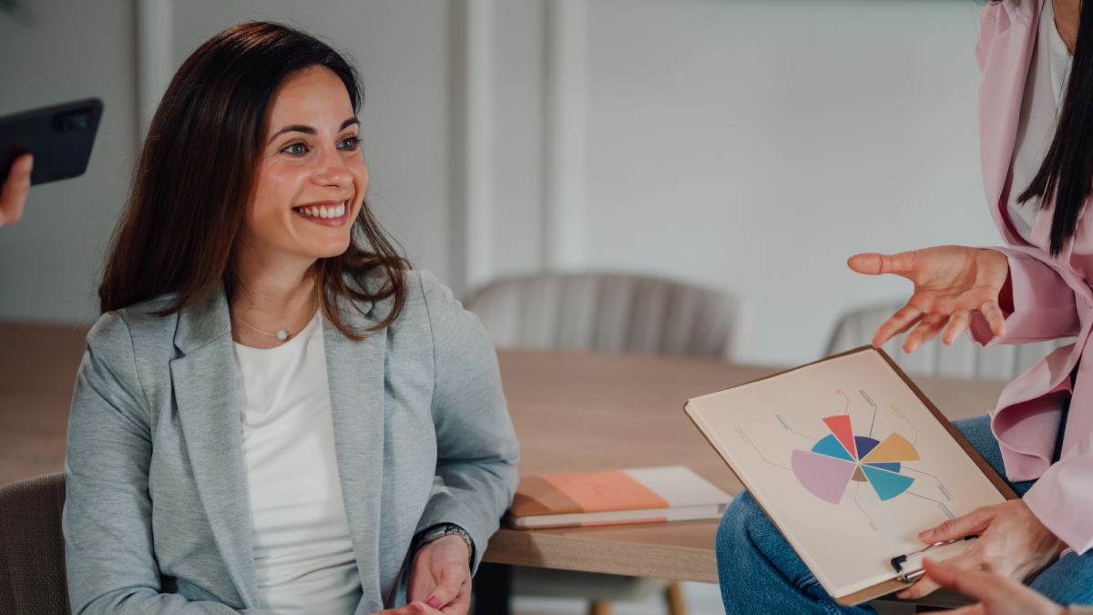 أفكار تنسيق البليزر في أجواء متقلبة… أناقة ودفء للمرأة العاملة