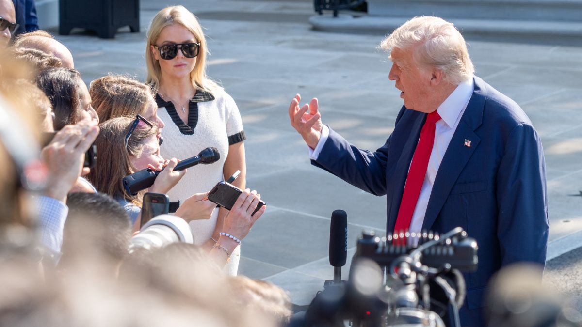  من الأرشيف -واشنطن العاصمة، الولايات المتحدة، 25 يوليو 2025: الرئيس دونالد ترامب يتحدث إلى وسائل الإعلام قبل صعوده إلى المروحية الرئاسية "مارين ون" في طريقه إلى اسكتلندا.