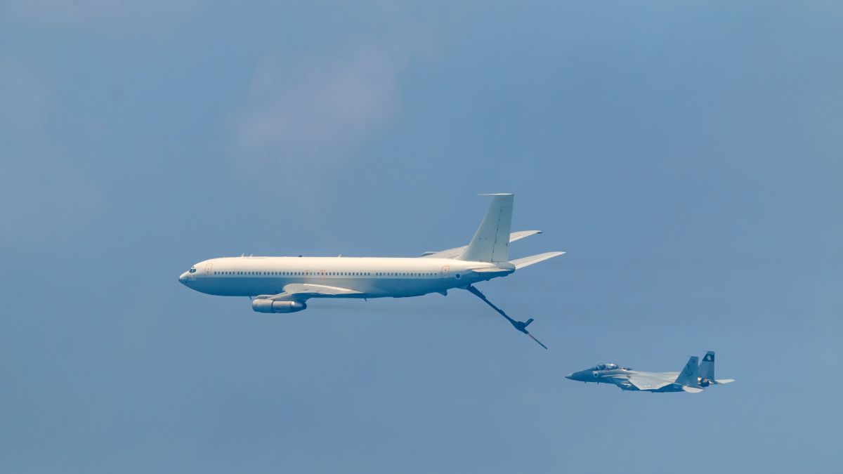 طائرة مقاتلة إسرائيلية وطائرة تزوّد بالوقود في الجو أثناء عملية التزوّد بالوقود. الطائرات تحلق من اليمين إلى اليسار بتشكيل.