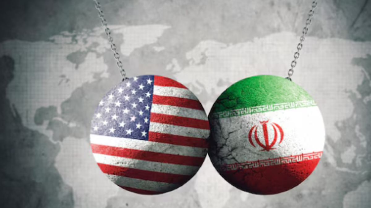 رمزان يحملان علمَي الولايات المتحدة وإيران متقابلان على خلفية خريطة العالم، في إشارة إلى العلاقات والمفاوضات بين البلدين