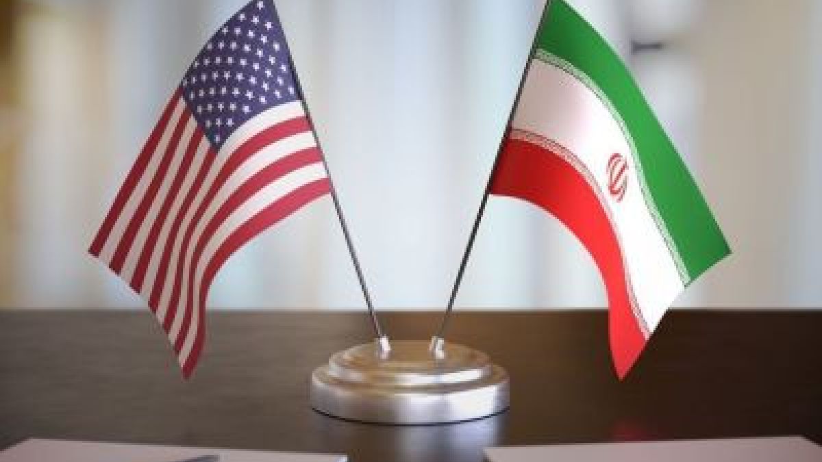 علم الولايات المتحدة وعلم إيران متقابلان في إشارة إلى المفاوضات الجارية بين البلدين بشأن اتفاق محتمل