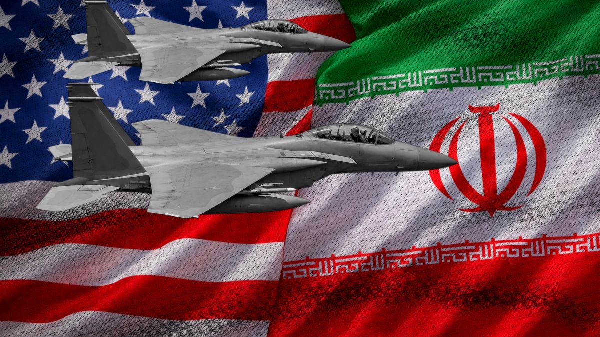 مقاتلتان حربيتان تحلقان أمام علمي الولايات المتحدة وإيران في صورة تعبر عن التوتر العسكري والتصعيد بين البلدين.