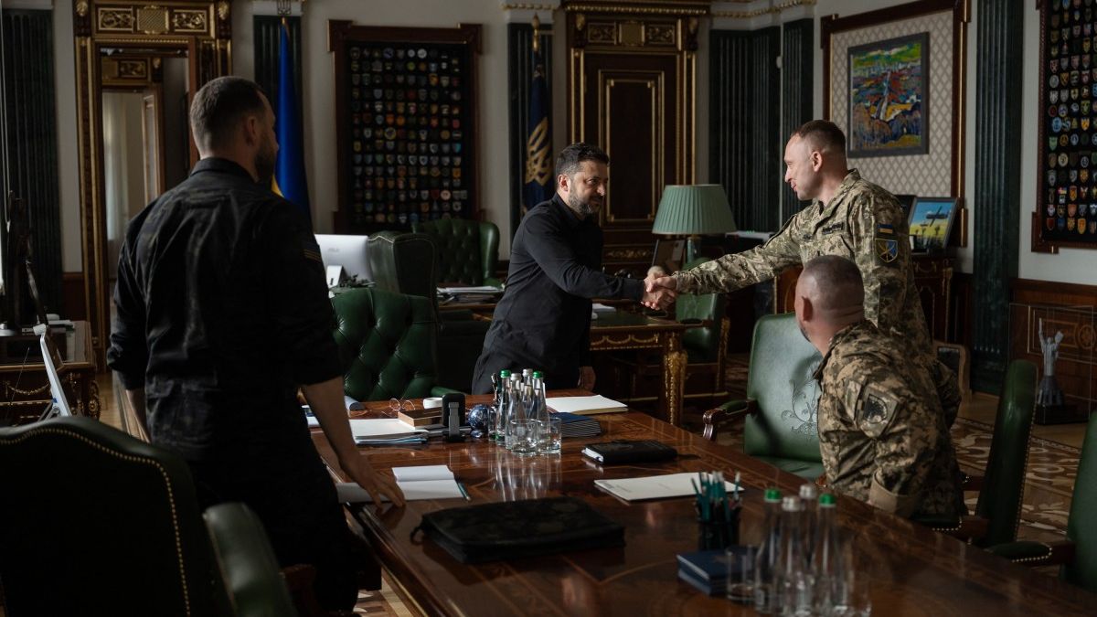 Zelenskyy shaking hands with Drapatyi
