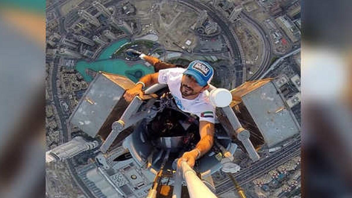 سيلفي فزاع
صعود نائب حاكم دبي حمدان بن محمد آل مكتوم "فزاع"  إلى قمة برج خليفة الأعلى في العالم والتقاط سلفي يظهر مدينة دبي كالأحلام.