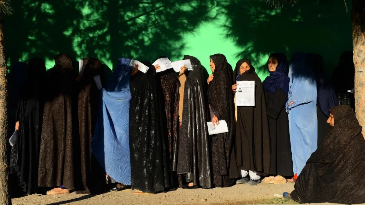 Afghan women wait in line to vote at a polling centre for the country's legislative election in Herat province on October 20, 2018.
HOSHANG HASHIMI / AFP