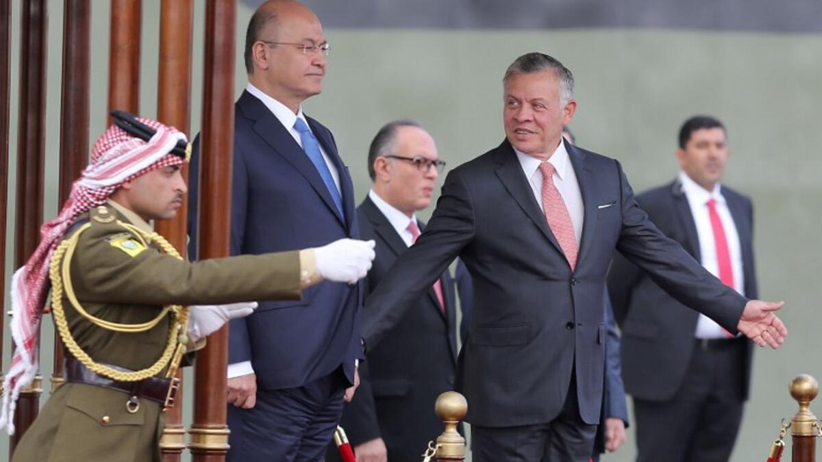 Iraq's President Barham Salih and Jordan's King Abdullah II (R) review an honor guard at Amman's military airport, on November 15, 2018. 
Khalil MAZRAAWI / AFP