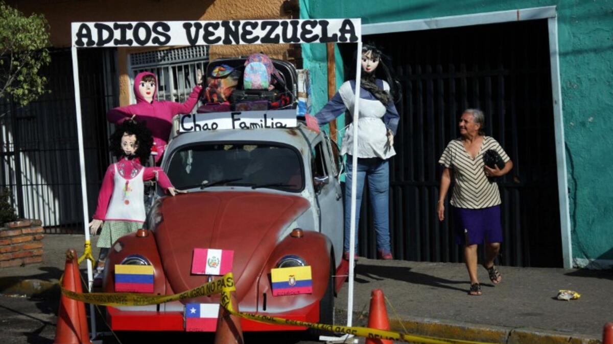 The "burning of the old year" is a New Year's Eve tradition that dates back 47 years. This year the themes are runaway inflation, the lack of fuel and the migration of Venezuelans fleeing the economic and political crisis.
CARLOS RAMIREZ / AFP