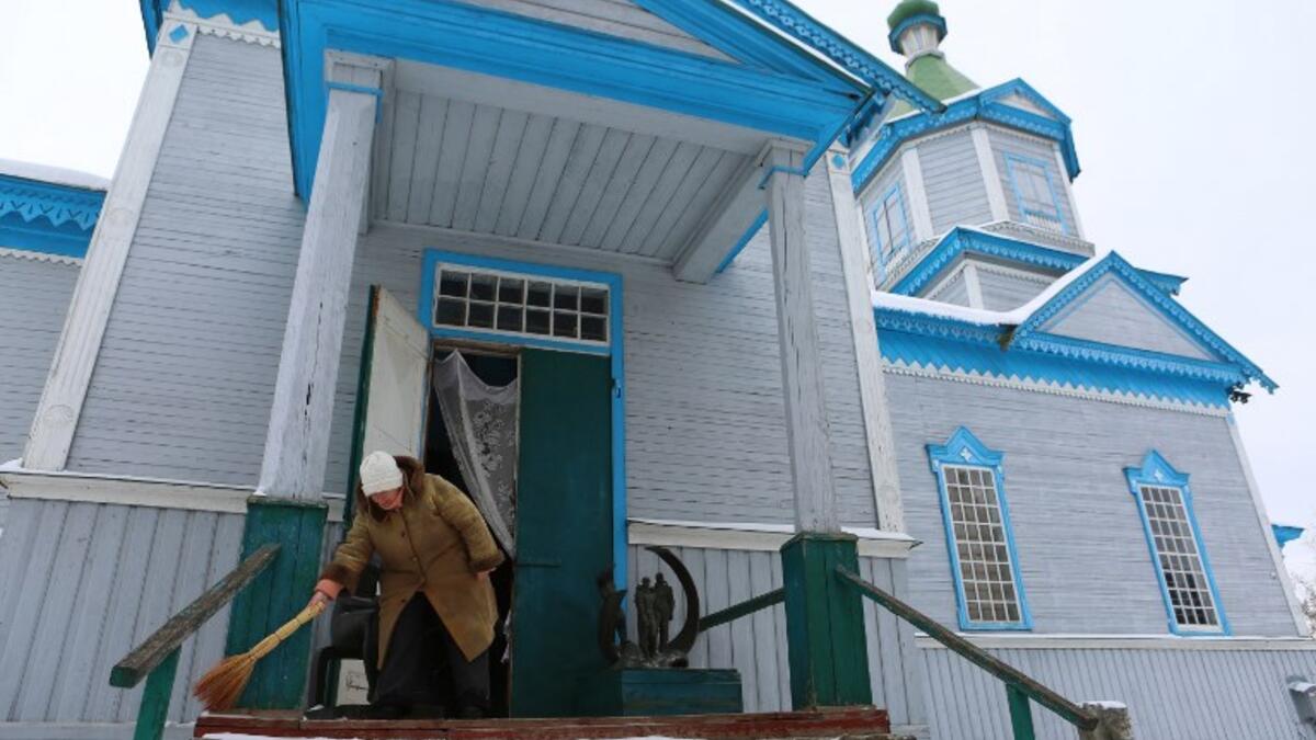 A guide wipes off snows outside the space museum located in Saint Paraskeva church in Pereyaslav-Khemlnytsky, a small town some 80 kilometers southeast of Kiev on January 11, 2019.
ALEKSEY FILIPPOV / AFP