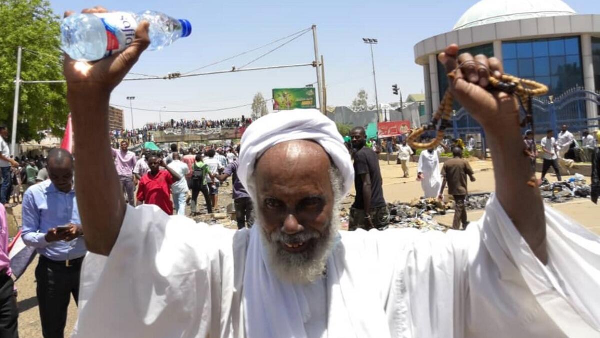 A Sudanese protester takes part in a rally in front of the military headquarters in the capital Khartoum on April 8, 2019, as thousands of protesters urging the military to join calls for leader Omar al-Bashir's resignation.
STRINGER / AFP