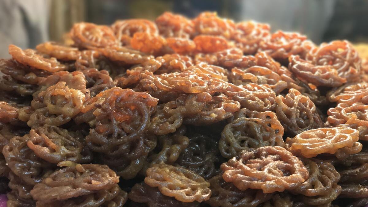 المغرب العربي: تقترب حلوى المشبكة من حلوى "المشبك" السورية الشهيرة أو "الزلابية" في ليبيا، إذ تأخذ النسخة المغربية أيضا شكلا دائريا من العجين يتم شبك خيوطه قبل أن يطهى على مرتين في الزيت ثم العسل.