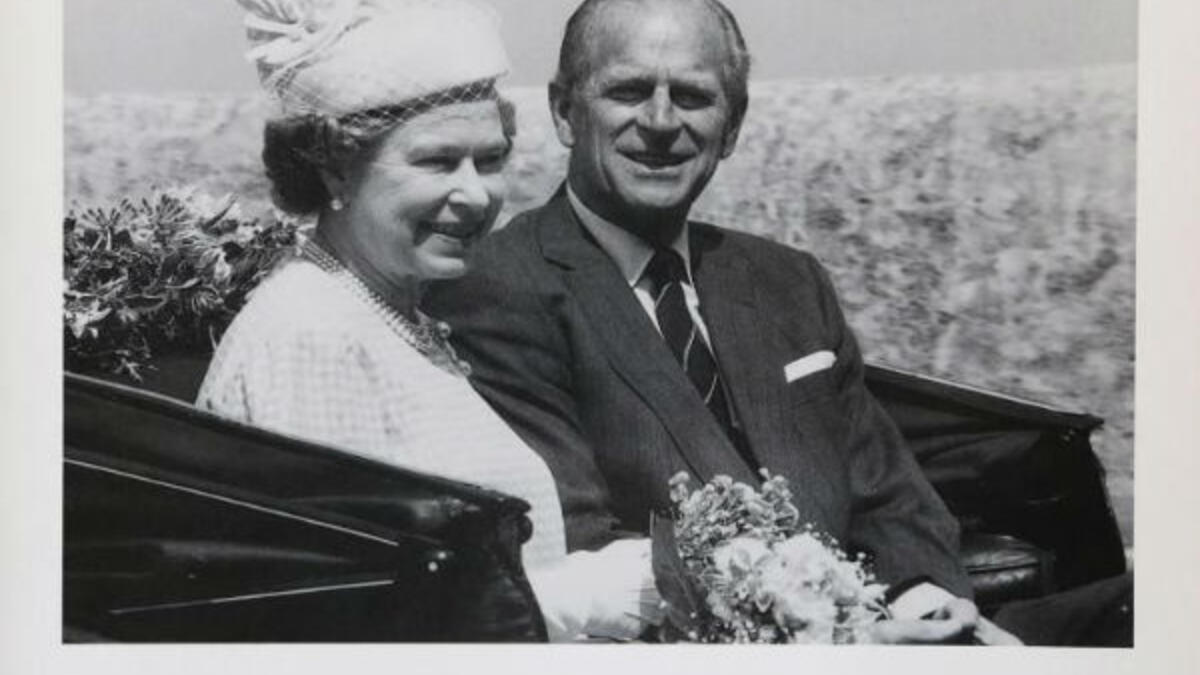 عام 1988: أرسلت الملكة إليزابيث الثانية صورة لها مع زوجها باللونين الأبيض والأسود.