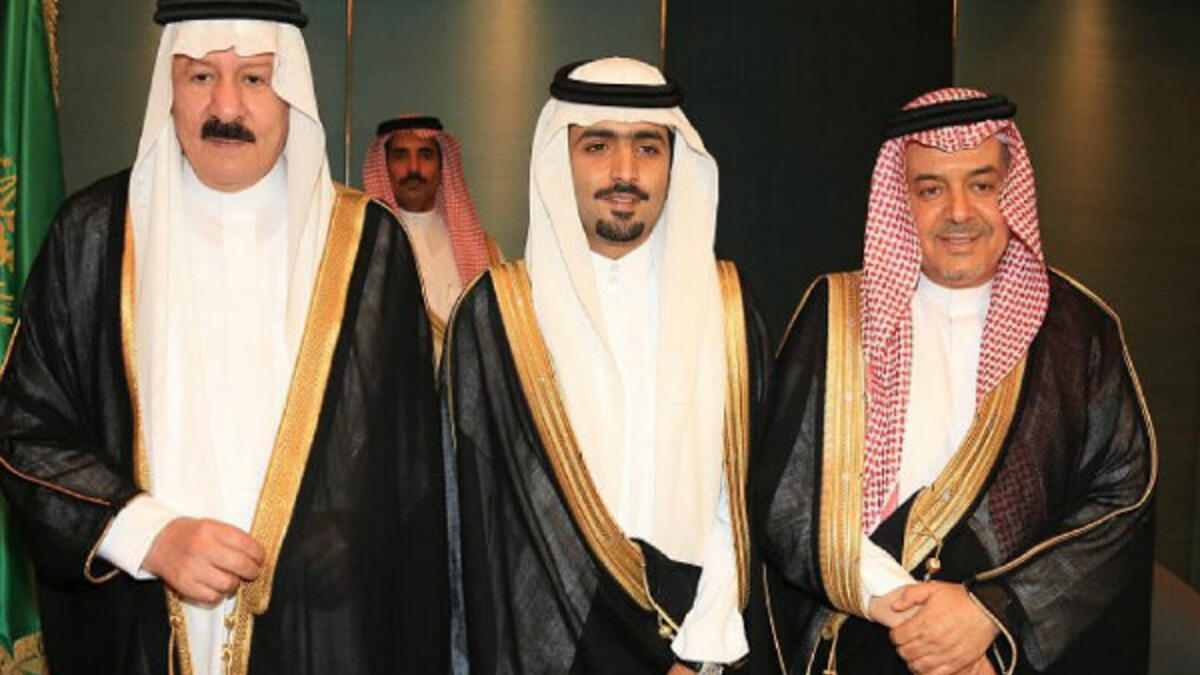 الأمير مشهور ويبلغ من العمر 77 سنة، وهو الابن الرابع والثلاثين من أبناء الملك عبد العزيز الذكور من زوجته نوف بنت نواف النوري الشعلان.