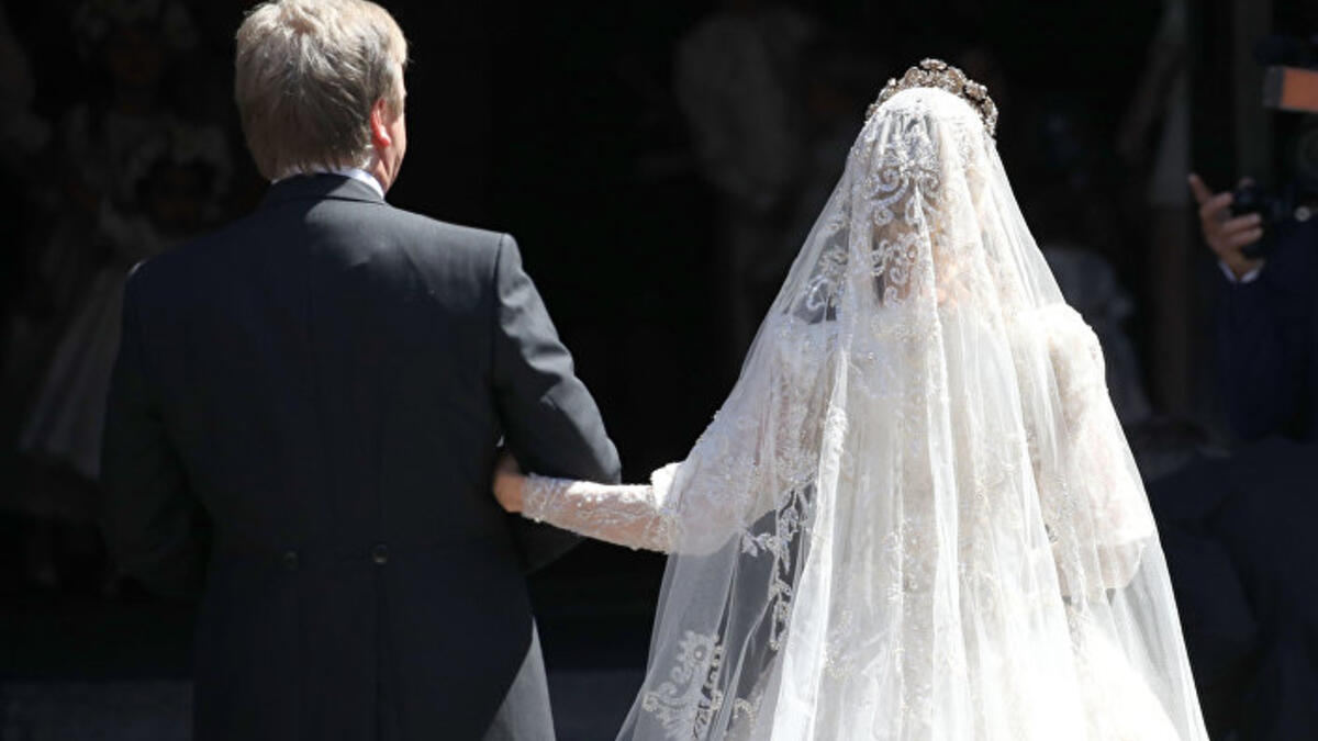 والد الأمير لم يكن موافقًا على زواج ابنه من  مصممة الأزياء الروسية، كما اشترط عليه إعادة جميع الممتلكات التي أهداه إياها في حال تم الزواج، منها قصر  Marienburg، الذي استضاف حفل الزواج.