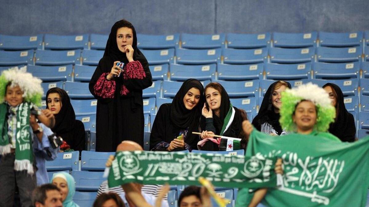 أُعلن السماح للنساء بحضور فعاليات رياضية مع عائلاتهن داخل الملاعب مع مستهل 2018. لكن مسؤولين أوضحوا أن ذلك سيتم وفق "ضوابط خاصة".