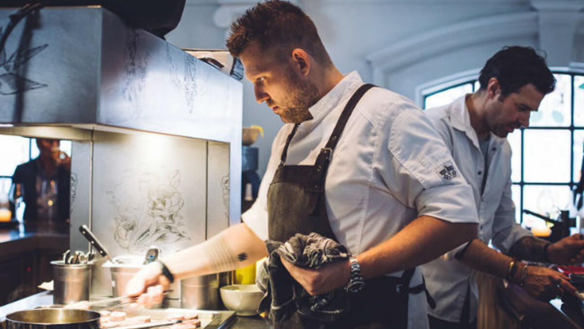 يحصل الفائز على جائزة 375 ألف ريـال سعودي وتغطية كاملة في مجلة Hospitality News، فضلاً عن مشاركة محلية وإقليمية في معارض Horeca 2018 للضيافة، وجائزة "العلم والمعرفة" عبر دبلوم سلامة الأغذية في الهيئة الملكية للصحة البيئية في لندن