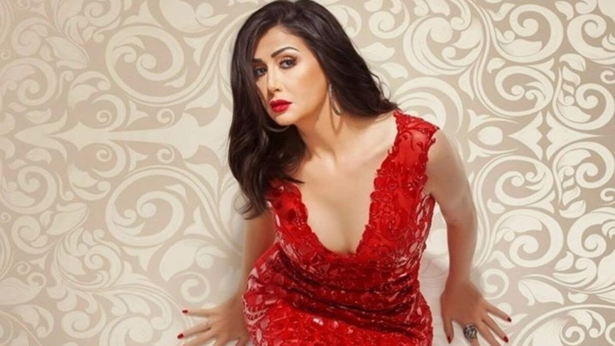 غادة عبد الرازق: اتهمت المخرج محمد سامي بمحاولة التحرش بها وملامسة أجزاء حساسة من جسدها، متهمة إياه أيضًا بهتك عرضها.