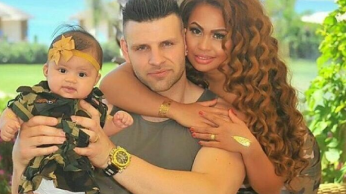 زوجين من جورجيا لديهم طفلة بملامح الأم ولون الأب