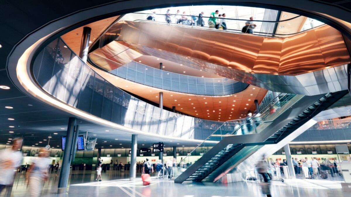 المرتبة التاسعة:يحتوي مطار زيورخ الدولي في سويسرا على 6 صالات مخصصة لكبار الشخصيات ويستقبل بين 20 و30 مليون مسافر سنويًا، وفيه أكثر من 80 متجرًا تقدم الشوكولاتة المعفاة من الرسوم الجمركية