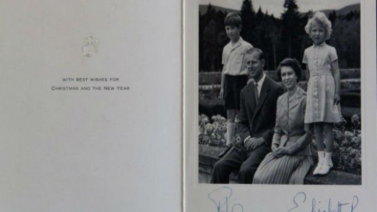 عام 1955: أرسلت الملكة إليزابيث الثانية صورة لها مع زوجها الأمير فيليب وطفليهما تشارلز وآن.