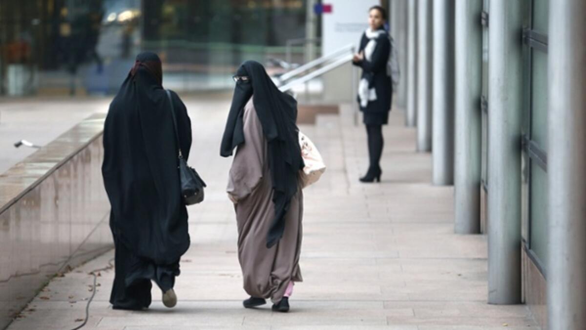 2-women-burqa-walking-public-street-i.guim.co.uk-2015