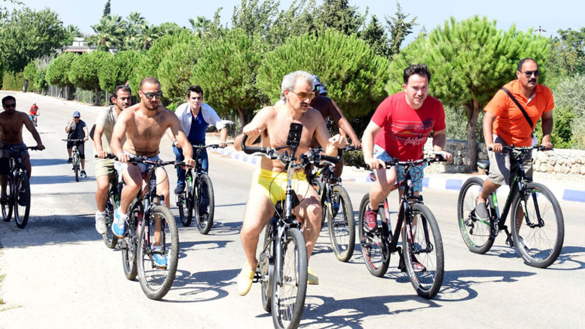 يقول أبنائه خالد وريم عنه: "يزداد سرعة واندفاع مع تقدمه في العمر، ولكنه يمارس التمارين الرياضية بانتظام، وأحيانا يقسو على نفسة كثيرا، فهو لا يكاد أن ينام، ويقرأ طوال الوقت ويتحدث في الهاتف.