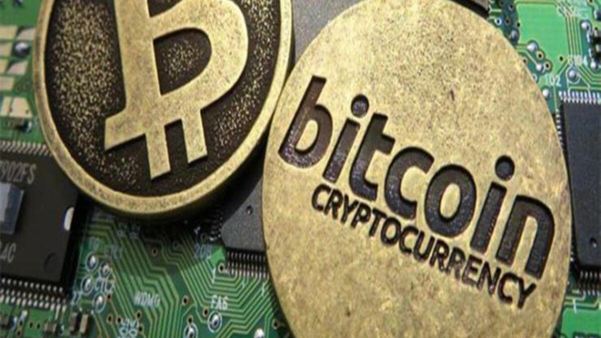 بتكوين: عملة رقمية وصلت قيمتها السوقية هذا الشهر إلى حدود 11 ألف دولار امريكي محققة إرتفاع قيمته 1000% منذ بداية العام.