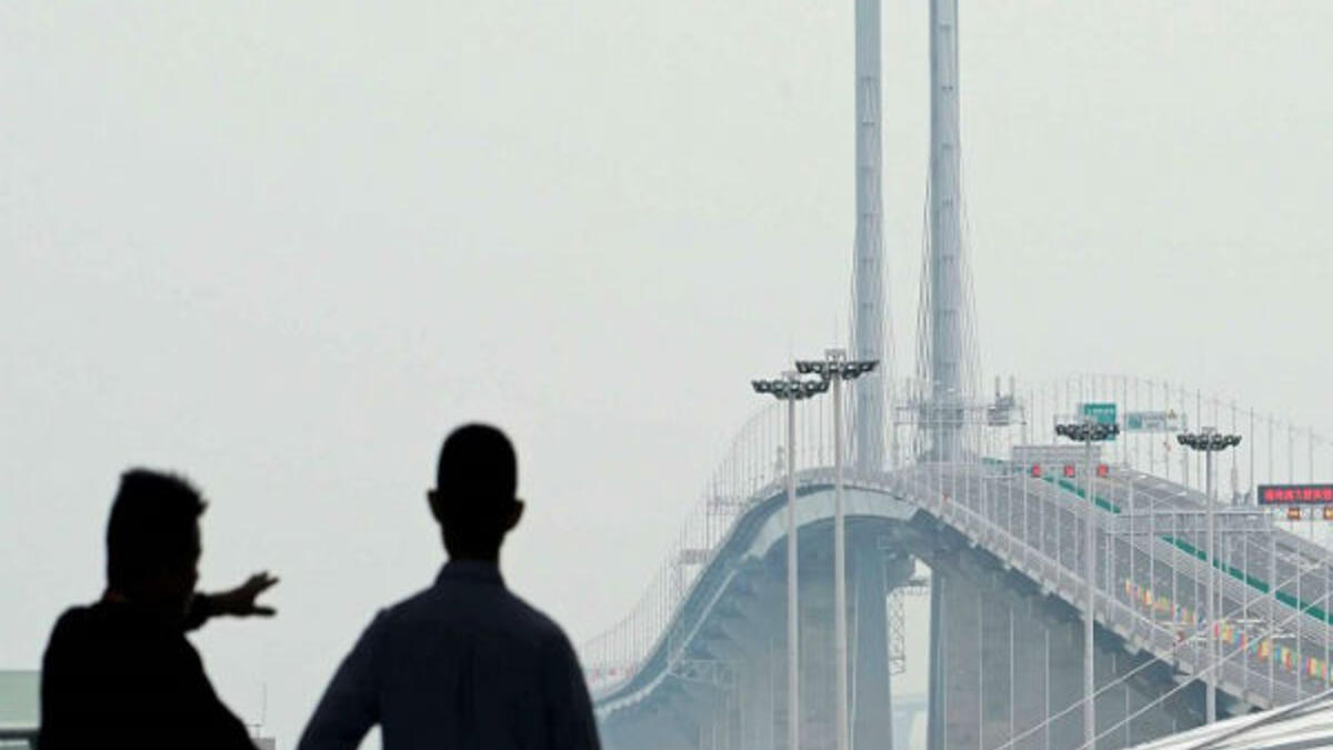 بدأ العمل بالجسر عام 2009 وتعرضت الأعمال فيه للتأخير بسبب تجاوز الميزانية وقضايا فساد وحصول حالات وفاة بين العمال.