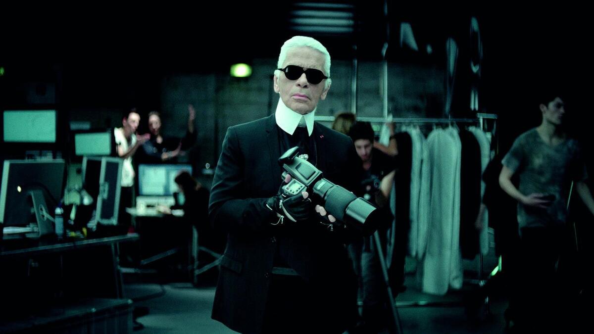 يعشق التصوير: لم يكن موهبًا في مجالات تصميم الأزياء والعطور والمجوهرات فقط، بل كان أيضًا مصورًا شغوفًا إذ ترك بصمة رائعة باهرًا في معظم الحملات التسويقية والإعلامية للعديد من دور الأزياء خاصة "شانيل" وFendi.