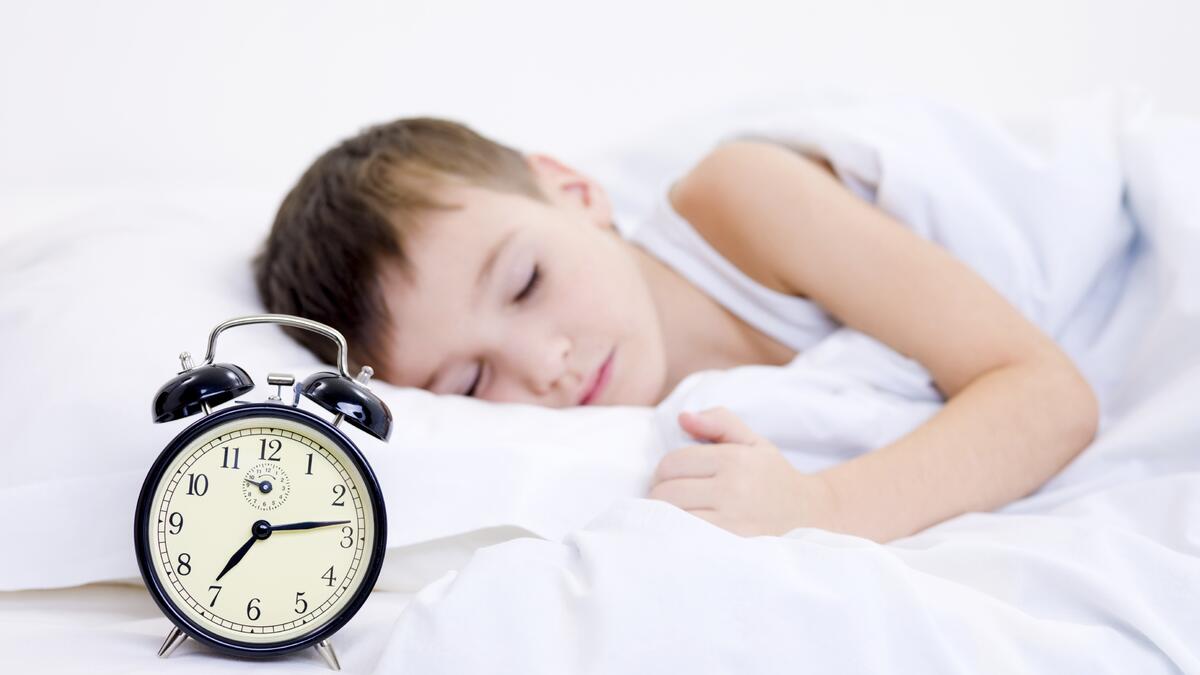 يفضل أن يقوم الوالدان بتعويد طفلهما على النوم باكرً ومنعه من السهر لساعات متأخرة من الليل وذلك قبل عدة أيام من بدء العام الدراسي