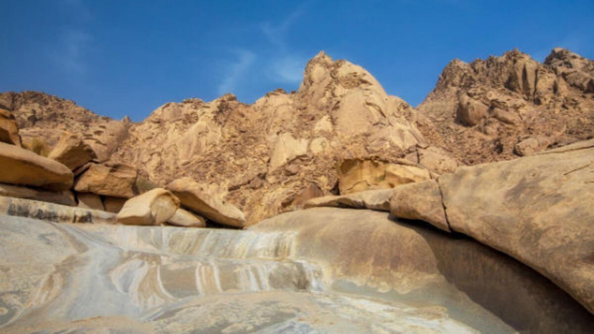 يوفر نحو 2500 غرفة وجناحًا فندقيًا و700 فيلا سكنية، وأكثر من 200 متجر راقٍ للتجزئة، ومجموعة من المعارض المميزة، وصالات العرض، وورش العمل الحرفية، ومحلات البيع بالتجزئة