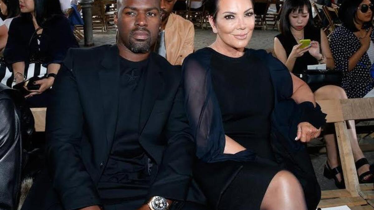 كريس جينر (61 عامًا) هي الأم  التي تزوجت من روبرت كارداشيان منذ 1978 حتى توفي عام 1991، ثم تزوجت بروس جينر (كاتلين) منذ ذلك الحين حتى 2015 حين تحول، وتقيم علاقة غرامية مع كوري غامبل (31 عامًا)